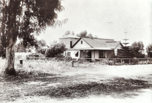 847: Del Mar Historical Collection, EN-4. Thomas W. Cozen's home, Encinitas, C Street, c. 1913-1917. Highway 101 in foreground.

